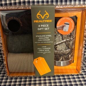 Realtree Camo Gift Set with Insulated Cooler and Socks